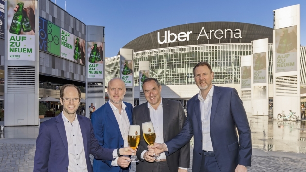Veltins bleibt Partner der Uber Arena in Berlin - Verlängerung der Partnerschaft (v.l.): Lukas Appelhans (Senior Manager Sponsoring/Events der Brauerei C. & A. Veltins), Bastian Buske (Senior Director Sales der Anschutz Entertainment Group), Jens Derksen (Vertriebsdirektor Gastronomie der Brauerei C. & A. Veltins) und Ole Hertel (Geschäftsführer Uber Arena der Anschutz Entertainment Group) - Quelle: STAGEVIEW - Pedro Becerra